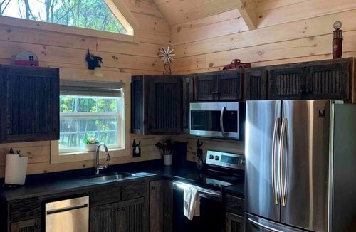 Mannsville Cabin | Fantastic Secluded Cabin with Fire Pit and Hot-tub in Campbellsville, Kentucky