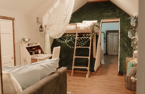 Anderson House | Farm Loft Home-Away from Home-Sleeps 5 Peaceful Nature Escape Farm Animals