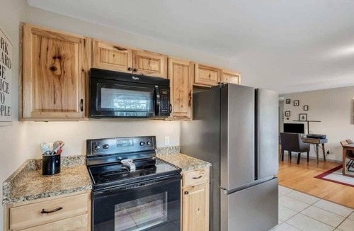 McEwen Cabin | Farm Stay Near Downtown Dickson- Scenic Deck & BBQ