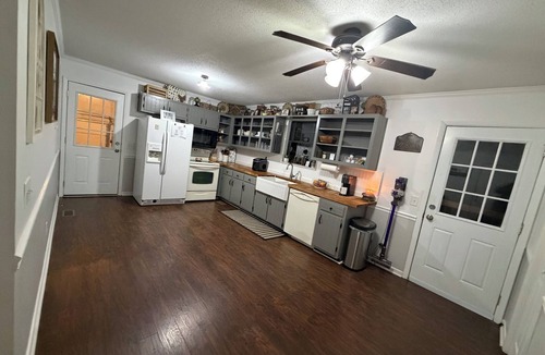 Georgetown House | Farm Stay Near Town - Animals, Fire Pit, & Privacy - close to wedding venues