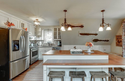 Gainesville Cabin | Farmhouse in a Peaceful Paradise with Huge Hot tub
