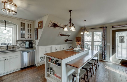 Gainesville Cabin | Farmhouse in a Peaceful Paradise with Huge Hot tub