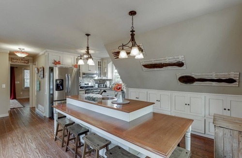 Gainesville Cabin | Farmhouse in a Peaceful Paradise with Huge Hot tub