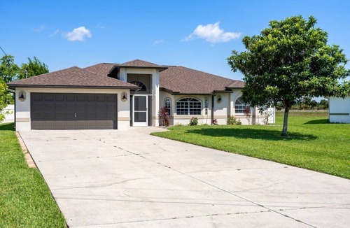 Biggar House | Feel @ Home Ft Myers - 3bd - 2bh - POOL - Sleeps 8