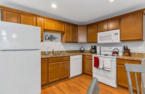 Lake Fenton Apartment | Fenton Flats- Suite 5 With On Site Hot Tub and Personal Garage