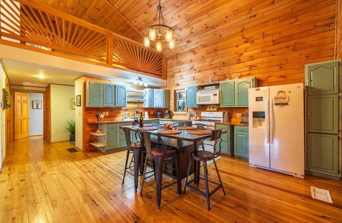 Laurelville Cabin | Fern Ridge Cabin - Hot Tub - 60 Acres with Trails!