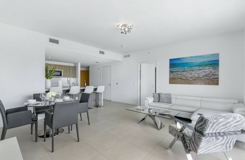 Central Beach Condo | FIFA Perfect | Tiffany Ebony: 11th FL,Ocean-Canal views, Walk to Beach