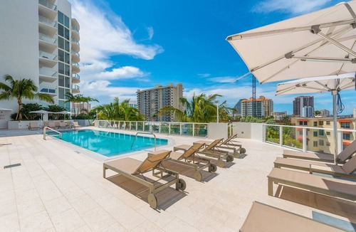 Central Beach Condo | FIFA Perfect | Tiffany Ebony: 11th FL,Ocean-Canal views, Walk to Beach