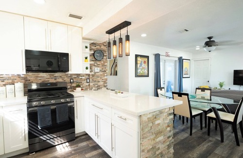Driftwood House | FIFA World Cup 2026 · 4BR Saltwater Pool · 15 Min Hard Rock