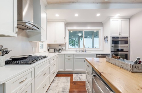 Lynn House | Fin & Fig | Mountain Views + Hot Tub
