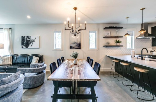 East Nashville Villa | First Down, Last Call Sleeps 22 1 Mi to Nissan!