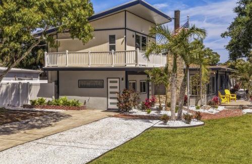 Bayshore Gardens House | First Level | Sleeps 12 |Putt Putt | 4 BD 2 BA