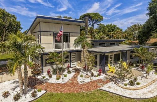 Bayshore Gardens House | First Level | Sleeps 12 |Putt Putt | 4 BD 2 BA