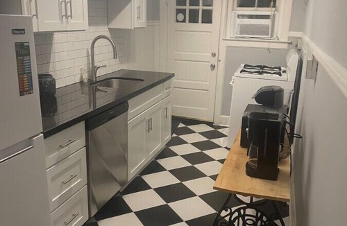 Greensboro Condo | Fisher Park condo on Elm St., new kitchen, 1 mile from downtown