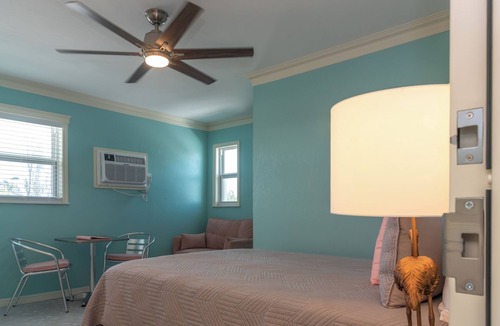Mid Island Hotel | Flamingo Inn - Standard Queen with kitchenette #208