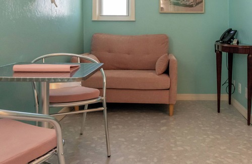 Mid Island Hotel | Flamingo Inn - Standard Queen with kitchenette #208