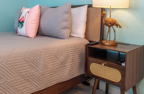 Mid Island Hotel | Flamingo Inn - Standard Queen with kitchenette #208