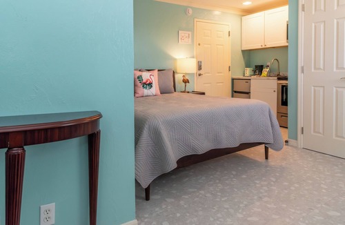 Mid Island Hotel | Flamingo Inn - Standard Queen with kitchenette #208