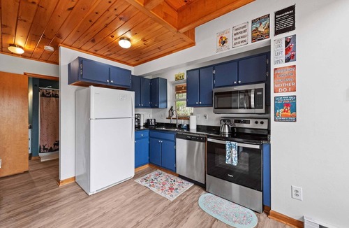 Fleetwood Cottage | Fleetwood Falls - VIEWS - Lake and New River Access - Close to Todd & Boone - 30 Min to Skiing