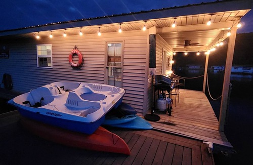 New Tazewell Cabin | Floating house on the beautiful Norris Lake!
