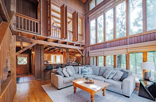 Lakeview House | Forest Shores - A lake house within walking distance to Bull Shoals Lake access.