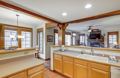 Mountain Air Condo | Forest-View Balcony & Trail Access! Burnsville Gem