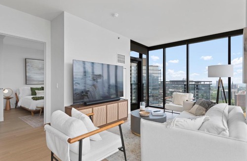 River North Apartment | Foundry Unmatched Skyline Views at Lincoln Park