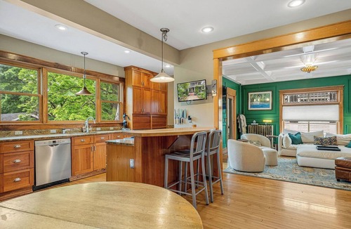 Marquette House | Four Square Marquette- Centrally located w porch, patio, sauna, fire pit