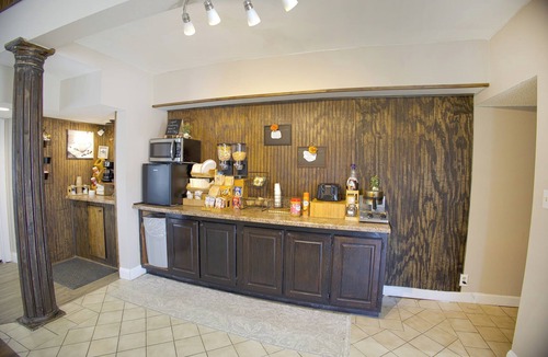 Brownsville Hotel | Four Stylish 2 Queen Bed Units with Serene Spaces Perfect for Large Groups