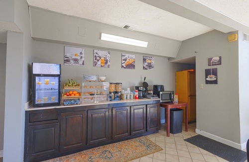 Brownsville Hotel | Four Stylish 2 Queen Bed Units with Serene Spaces Perfect for Large Groups