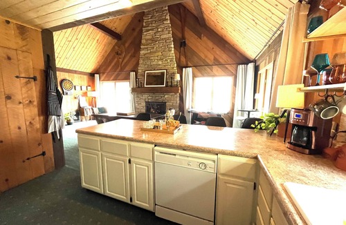 Wetmore Cottage | Fox & Fern Lake Lodge: The Ultimate Waterfront Escape for Sun-Soaked Days