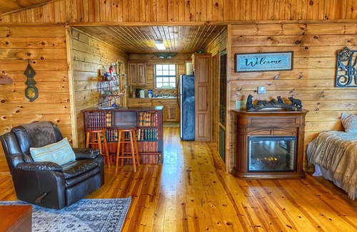 Bruno Cabin | Foxcroft Buffalo River Log Cabin: Cozy & Secluded w Mountain View 3 min to BNR