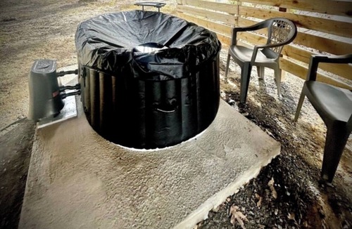 Albertville Cabin | Fox’s Den Cute lil Cozy stay with a hot tub for relaxing
