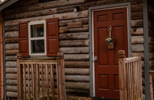 Albertville Cabin | Fox’s Den Cute lil Cozy stay with a hot tub for relaxing