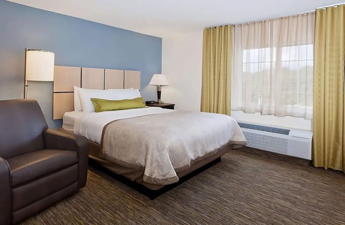 Ashley Oaks Hotel | Frank H McClung Museum Tour! 4 Pet-friendly Suites w/Kitchen & FREE Parking!