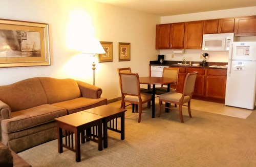 Novi Condo | Free Breakfast Buffet! Indoor Pool, Hot Tub & Gym!