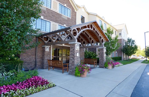 Novi Condo | Free Breakfast Everyday! Pool & Hot Tub. Near Twelve Oaks Mall!