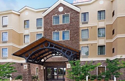Lake Hamilton Apartment | Free Breakfast. Pool. Close to Hot Springs National Park + Local Businesses!