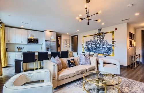 Rolling Mill Hill Condo | FREE Parking| WALK to Broadway| King| Fitness CTR!