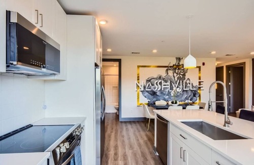 Rolling Mill Hill Condo | FREE Parking| WALK to Broadway| King| Fitness CTR!