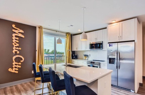 Rolling Mill Hill Condo | FREE Parking| WALK to Broadway| King| Fitness CTR!
