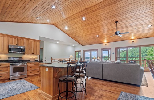 Houston House | Free the Happy at Smith Lake