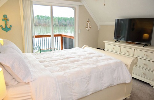 Albemarle House | FREE USE OF OUR 2022 23’ TRITOON EVERY RENTAL DAY May 1st- Oct 31st