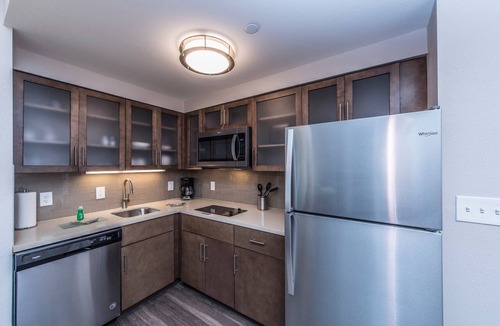 Mount Pleasant Condo | Free Wi-Fi + Free Breakfast Buffet + Outdoor Pool | Great Location!