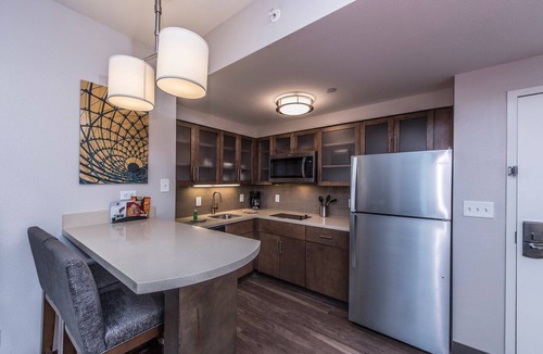 Mount Pleasant Condo | Free Wi-Fi + Free Breakfast Buffet + Outdoor Pool | Great Location!