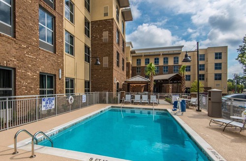 Mount Pleasant Condo | Free Wi-Fi + Free Breakfast Buffet + Outdoor Pool | Great Location!
