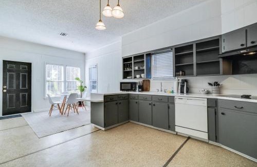 Freetown - Port Rico House | Freetown Hideaway-Private Room Shared Kitchen & Free Parking