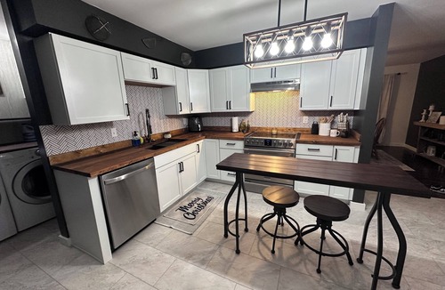 Evansville House | Freshly Remodeled 3-bedroom cozy home w/fully equipped Kitchen & big back yard!