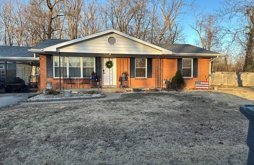 Evansville House | Freshly Remodeled 3-bedroom cozy home w/fully equipped Kitchen & big back yard!