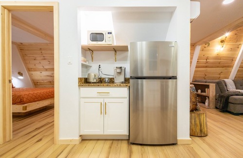 Cosby Cabin | Freya's Cabin luxury pet-friendly Aframe w/hot/cold tub & sauna 15 min to GSMNP